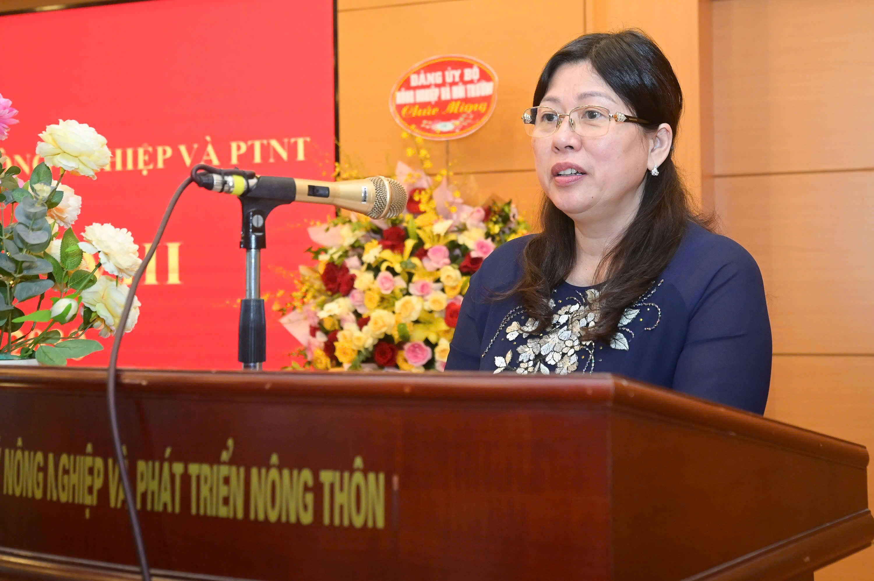 Thứ trưởng Nguyễn Thị Phương Hoa phát biểu tại đại hội. Ảnh Tùng Đinh.